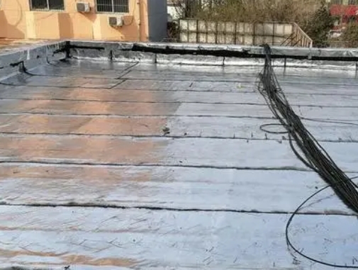 兰州卫生间漏水维修公司分享下兰州屋面楼顶防水刚性防水层施工要点。